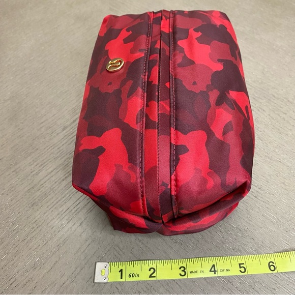 SOLD! Lululemon Athletica New Year Feeling Ready Mini Zip Pouch Red Camouflage - Picture 3 of 16